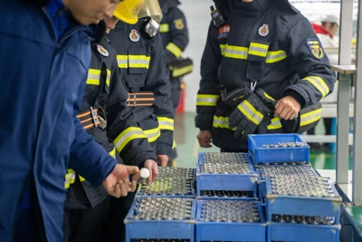 Kif titfi n-nar tal-batterija tal-litju?